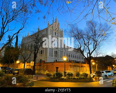 Schule Nuestra Señora del Pilar, Nachtblick. Bezirk Salamanca, Madrid, Spanien. Stockfoto