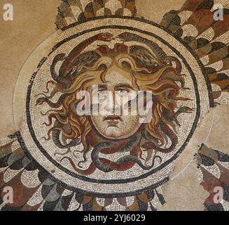 Mosaik in der Mitte. Medusas Kopf. Römische Ära. 2.-3. Jahrhundert n. Chr. Rom. Nationales Römisches Museum. Rom. Italien. Stockfoto