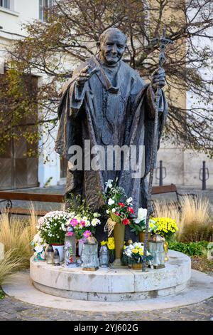 Die Statue des Heiligen Johannes Paul II. Befindet sich vor der Kathedrale des Heiligen Johannes des Täufers in Trnava, Slowakei. Stockfoto