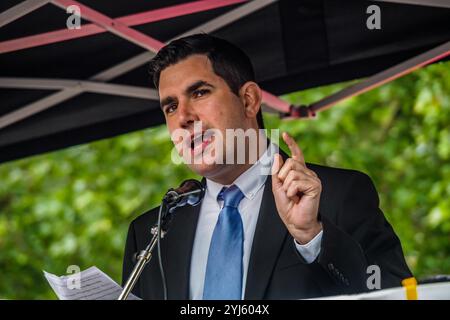 London, Großbritannien. Juni 2019. Schattenstaatssekretär für Justiz Richard Burgon, Abgeordneter bei der Whitehall-Kundgebung, um eine klare Botschaft zu senden, dass Präsident Trump hier nicht willkommen ist wegen seiner Klimaverleugnung, seines Rassismus, seiner Islamophobie, seiner Frauenfeindlichkeit und seiner Bigotterie. Seine Politik des Hasses und der Spaltung hat die extreme Rechte auf der ganzen Welt mit Energie versorgt. Stockfoto