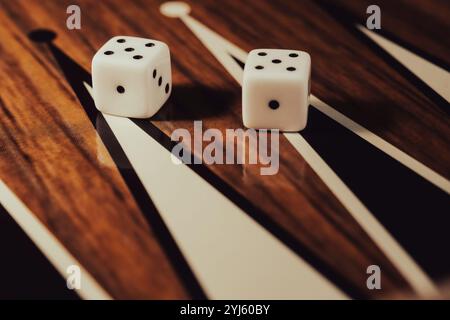 Backgammon-Spiel mit Würfeln auf Holzbrett. Stockfoto