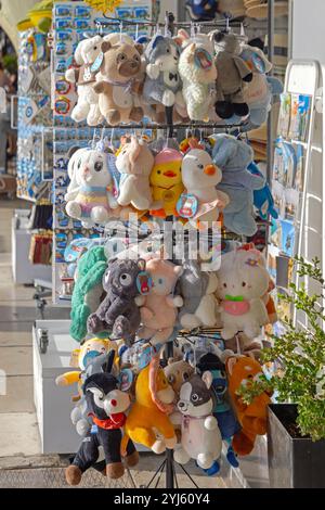 Thessaloniki, Griechenland - 22. Oktober 2023: Cute Animals Cartoon Charakter PET Hündchen Plüschtiere im Regal vor dem Geschenk- und Souvenirladen. Stockfoto