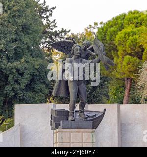 Thessaloniki, Griechenland - 22. Oktober 2023: Denkmal der Bronzestatue für Emmanuel Pappas Historisches Wahrzeichen im Stadtpark Herbsttag. Stockfoto