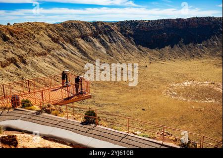 Touristen besuchen das Meteor Crater & Barringer Space Museum; Winslow; Arizona: USA Stockfoto