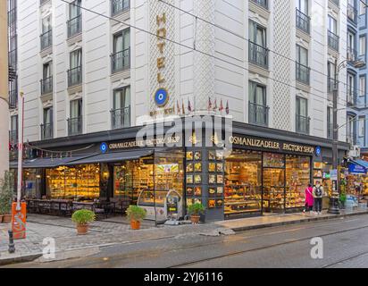 Istanbul, Türkei - 18. Oktober 2023: Traditioneller türkischer Süßwarenladen Osmanlizadeler Baklava Factory Shop im Sultanahmet Hotel Sirkeci Herbsttag. Stockfoto