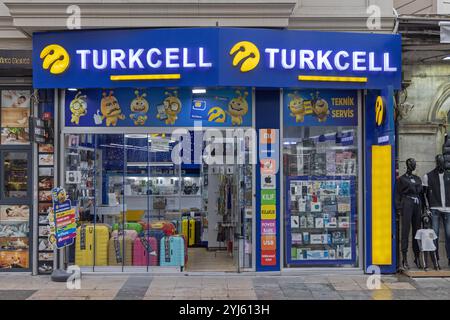 Istanbul, Türkei - 18. Oktober 2023: Modern Tech Shop Smartphone Network Provider Turkcell Store in der Muradiye Street in Fatih. Stockfoto