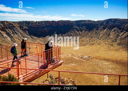 Touristen besuchen das Meteor Crater & Barringer Space Museum; Winslow; Arizona: USA Stockfoto