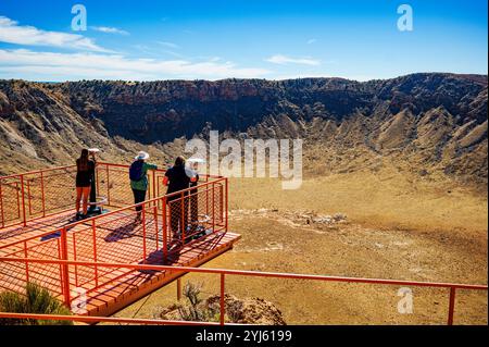 Touristen besuchen das Meteor Crater & Barringer Space Museum; Winslow; Arizona: USA Stockfoto