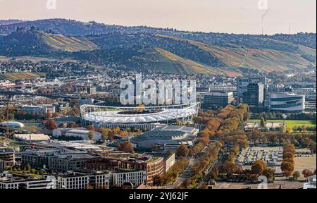 Stadtansicht von Stuttgart aus der Luft. MHP Arena, Mercedes Museum, Hauptsitz der Mercedes Benz Group AG. Im Hintergrund die Weinberge von Untertürkheim, Grabkapelle auf dem Württenberg. // 09.11.2024: Stuttgart, Baden-Württemberg, Deutschland *** Stadtansicht Stuttgart aus der Luft MHP Arena, Mercedes Museum, Hauptsitz der Mercedes Benz Group AG im Hintergrund Weinberge Untertürkheim, Grabkapelle am Württenberg 09 11 2024 Stuttgart, Baden Württemberg, Deutschland Stockfoto