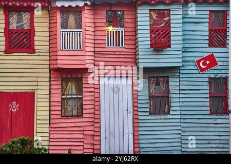 Farbenfrohe Holzhäuser aus Tafel in der Hinterstraße von Istanbul, Turkiye. Stockfoto