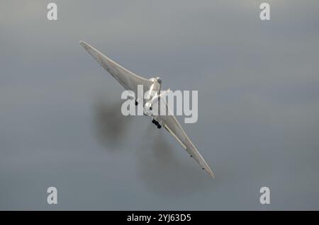 Avro Vulcan B2 Bomber Seriennummer XH558 fliegt über dem Flughafen Southend, Heimat des Kollegen Vulcan XL426 aus der Zeit des Kalten Krieges, um seinen 50. Geburtstag zu feiern Stockfoto