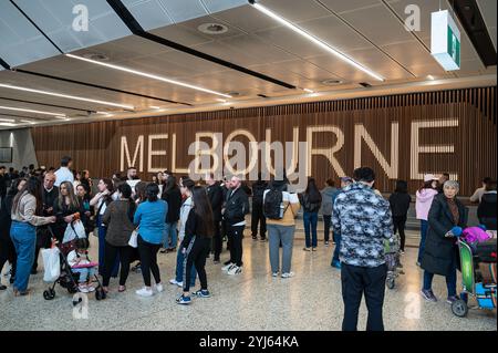 23.10.2024, Melbourne, Victoria, Australien - Flugreisende werden im Ankunftsbereich am Melbourne Tullamarine International Airport begrüßt. Stockfoto