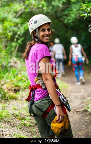 Junge kaukasische Frau, die Spaß während einer Canopy Tour in Costa Rica hat Stockfoto