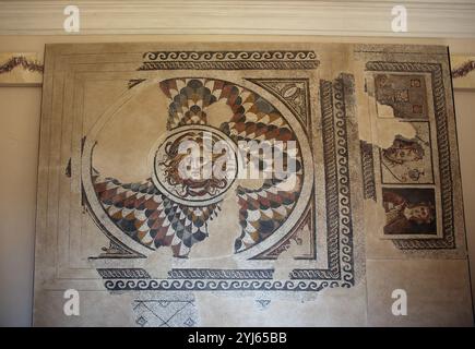 Mosaik in der Mitte. Medusas Kopf. Römische Ära. 2.-3. Jahrhundert n. Chr. Rom. Nationales Römisches Museum. Rom. Italien. Stockfoto