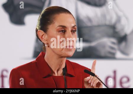 Mexiko-Stadt, Mexiko. November 2024. Claudia Sheinbaum Pardo, Präsidentin von Mexiko, sprach während einer Briefing-Konferenz über die Rettung von Mexican Petroleum (PEMEX) im Nationalpalast. Am 13. November 2024 in Mexiko-Stadt. (Foto: Carlos Santiago/Eyepix Group/SIPA USA) Credit: SIPA USA/Alamy Live News Stockfoto