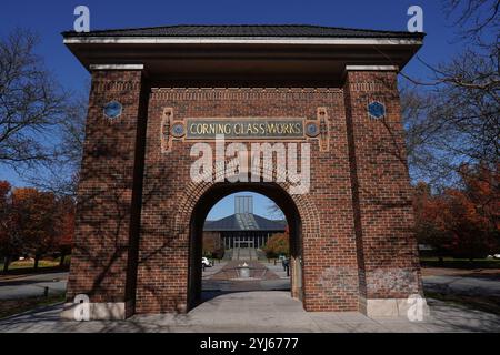 Der Bogen des Corning Glass Works vor dem Corning World Headquarters Stockfoto