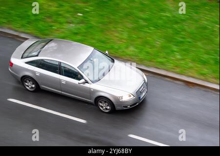 OSTRAVA, TSCHECHIEN - 4. OKTOBER 2024: Audi A6 Typ C6 4F mit Bewegungsunschärfe in Draufsicht, nasse Straße Stockfoto