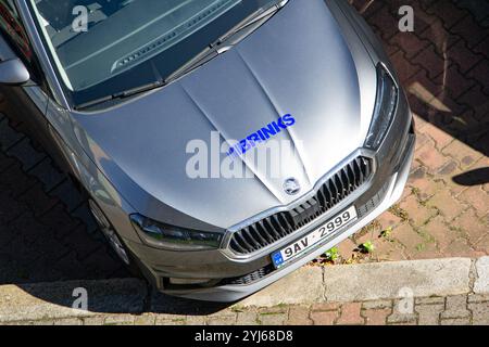 OSTRAVA, TSCHECHIEN - 6. AUGUST 2024: Fronthaube des Skoda Fabia IV Autos der Sicherheitsfirma Brinks Stockfoto