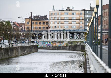 Das Kanalufer mit Wohnwohnungen und der Metall-Vierendeel-Eisenbahnbrücke in Anderlecht, Brüssel-Hauptstadtregion, Belgien, 13. November 2024 Stockfoto