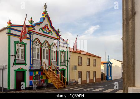 Die Impérios der Insel Terceira, Azoren, sind kleine, bunt bemalte Kapellen, die auf der ganzen Insel verstreut sind und jeweils dem Heiligen Geist gewidmet sind. Stockfoto