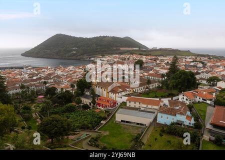 Panoramablick auf Angra do Heroísmo und Monte Brasil, eine Stadt und Gemeinde auf der Insel Terceira, und eine der drei Hauptstädte der Azoren. Stockfoto