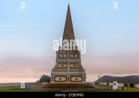 Panoramablick auf Angra do Heroísmo und Monte Brasil, eine Stadt und Gemeinde auf der Insel Terceira, und eine der drei Hauptstädte der Azoren. Stockfoto