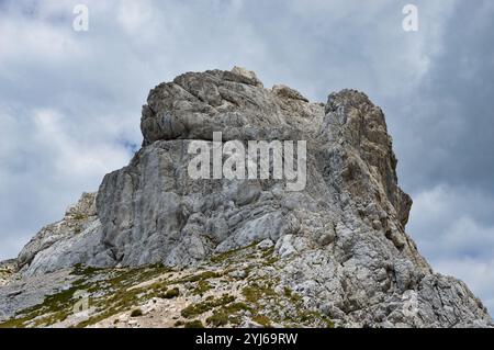 Felsiger Berggipfel mit dramatischem Hintergrund. Bobotov Kuk, höchster Gipfel des Durmitor-Gebirges Stockfoto
