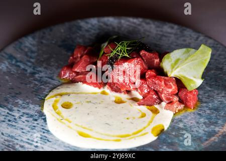 Steak Tartar serviert mit Kaviar und Austernblatt. Das Gericht wird als Vorspeise serviert. Stockfoto