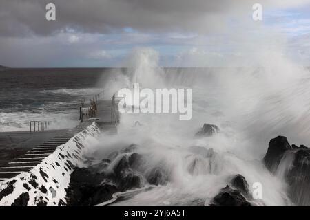 Die Swimmingpools des Cinco Ribeiras auf der Insel Terceira, Azoren, während eines windigen Tages mit hohen Wellen. Stockfoto