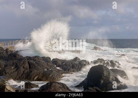 Die Swimmingpools des Cinco Ribeiras auf der Insel Terceira, Azoren, während eines windigen Tages mit hohen Wellen. Stockfoto