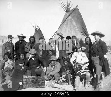 William „Buffalo Bill“ Cody (in der Mitte, mit breiter Krempe), US-Beamte und Führer der Lakota-Indianer, darunter Chief American Horse, Young man Furcht vor seinen Pferden, und Kicking Bear in Wunded Knee, South Dakota, am 16. Januar 1891, einen Tag nach der Schlacht von verwundetem Knie. (USA) Stockfoto