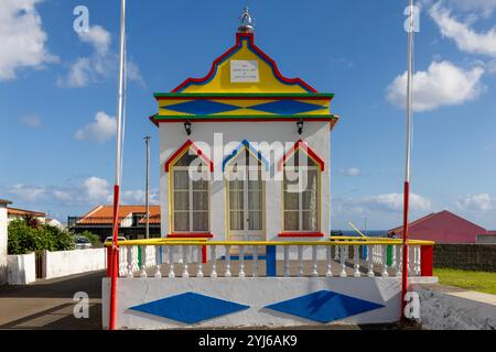 Die Impérios der Insel Terceira, Azoren, sind kleine, bunt bemalte Kapellen, die auf der ganzen Insel verstreut sind und jeweils dem Heiligen Geist gewidmet sind. Stockfoto