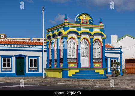 Die Impérios der Insel Terceira, Azoren, sind kleine, bunt bemalte Kapellen, die auf der ganzen Insel verstreut sind und jeweils dem Heiligen Geist gewidmet sind. Stockfoto