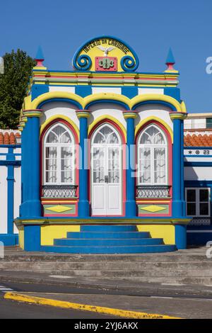 Die Impérios der Insel Terceira, Azoren, sind kleine, bunt bemalte Kapellen, die auf der ganzen Insel verstreut sind und jeweils dem Heiligen Geist gewidmet sind. Stockfoto