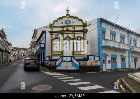 Die Impérios der Insel Terceira, Azoren, sind kleine, bunt bemalte Kapellen, die auf der ganzen Insel verstreut sind und jeweils dem Heiligen Geist gewidmet sind. Stockfoto