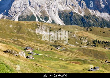 St. Ulrich, Italien Seceda Hochwinkelblick Herbsttallandschaft mit Häusern und hohen Bergen, Dolomiten, Gröden Stockfoto