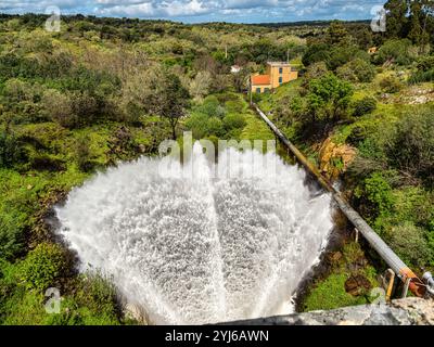 Wasser fließt aus dem Povoa e Meadas-Staudamm. Naturschutzgebiet Castelo de Vide in Portugal Stockfoto