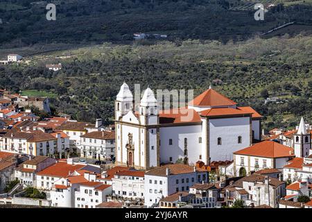 Panorama der Dächer von Castelo de Vide von außen gesehen. Castelo de Vide in Alto Alentejo, Portugal, Europa Stockfoto