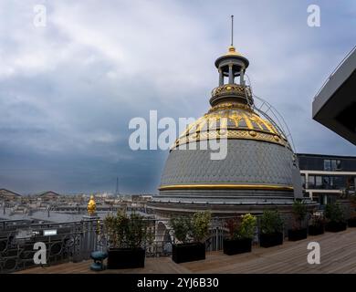 Paris, Frankreich - 11 13 2024: Boulevard Haussmann. Blick auf Paris und goldene Kuppel vom Dach des Le Printemps zu weihnachten Stockfoto