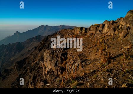 Die Morgensonne beleuchtet den Ostrand des Steens Mountain in SE Oregon. Stockfoto