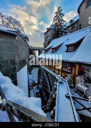 Blick auf eine der ältesten Mühlen Deutschlands mit weihnachtlicher Landschaft in einer mittelalterlichen Stadt Meersburg. Weitwinkel. Dezember 2023. Meersburg, Deutschland Stockfoto