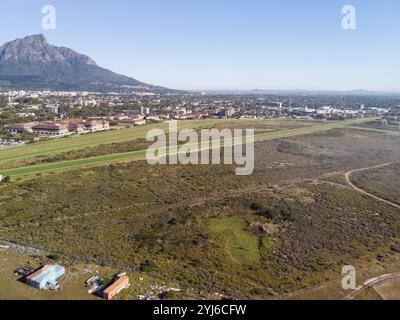 Luftaufnahme der Kenilworth Racecourse Conservation Area. Die am wenigsten degradierten Beispiele von Cape Flats Sand Fynbos Left sind in der Mitte des Gleises zu finden. Stockfoto