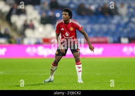 Huddersfield, Großbritannien. November 2024. Manchester United Verteidiger Tyrell malacia beim Spiel der Bristol Street Motors EFL Trophy Northern Group F im John Smith's Stadium, Huddersfield, England, Großbritannien am 12. November 2024 Credit: Every Second Media/Alamy Live News Stockfoto