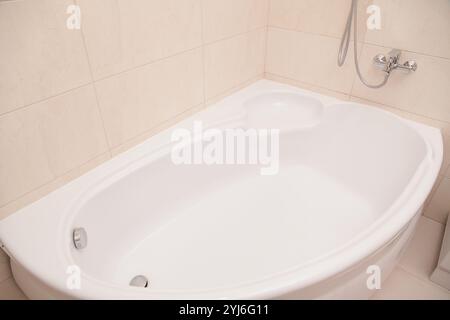 Innenraum mit modernem Bad. Eckbadezimmer Aus Acryl. Stockfoto