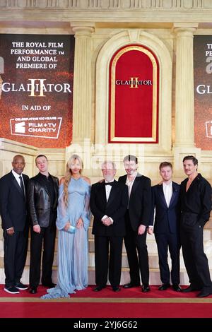 (Von links nach rechts) Denzel Washington, Joseph Quinn, Connie Nielsen, Ridley Scott, Paul Mescal, Fred Hechinger und Pedro Pascal nehmen an der Royal Film Performance und Weltpremiere von Gladiator II Teil, in Unterstützung der Film and TV Charity, die in diesem Jahr ihr 100-jähriges Bestehen feiert, am Odeon Luxe Leicester Square im Zentrum von London. Bilddatum: Mittwoch, 13. November 2024. Stockfoto