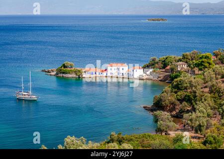 Panoramablick auf den Strand von Tzasteni im Golf von Pagasetien, in der Nähe der Stadt Milina, im Südwesten des Pilion, Magnesia, Thessalien, Griechenland. Stockfoto