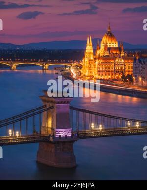 Budapester Parlament und Kettenbrücke in der Abenddämmerung, Ungarn Stockfoto