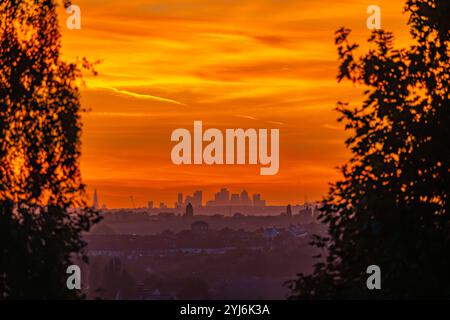 Sonnenuntergang über der Londoner Skyline von Windmill Hill Gravesend Kent Stockfoto