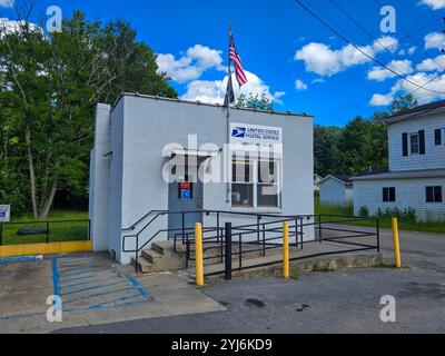 Kleines Gebäude des United States Postal Service in Leivasy, West Virginia, mit amerikanischer Flagge an einem sonnigen Tag. Stockfoto