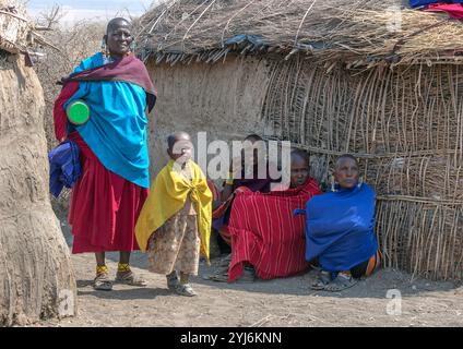 Maasai Frauen und Mädchen im Norden Tansanias, Ostafrika Stockfoto